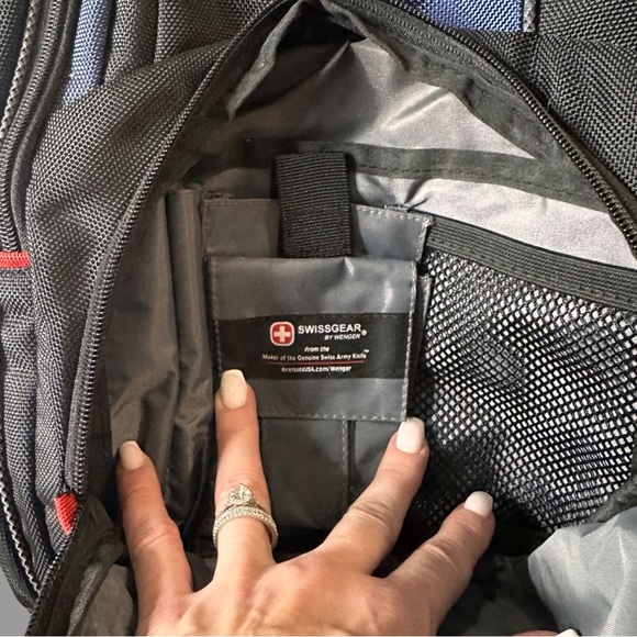 Swiss Gear Backpack - EUC lots of pockets and heavy duty for laptop school 18x13 - Picture 6 of 8